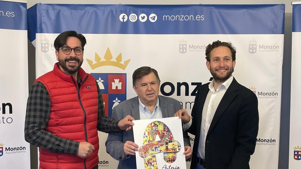 Miguel Hernández, Gorgonio Sanjuán e Isaac Claver con el cartel de Arteria.