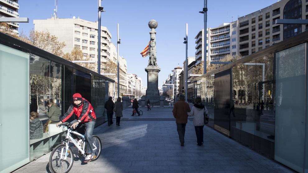 La vista del monumento al Justicia, en la plaza de Aragón de Zaragoza, 'enmarcada' por las paradas del tranvía.