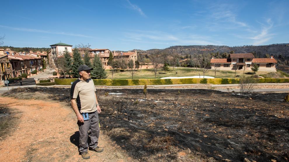 Nicolae observa el destrozo ambiental causado por el fuego en el entorno de Mas de Pastores.