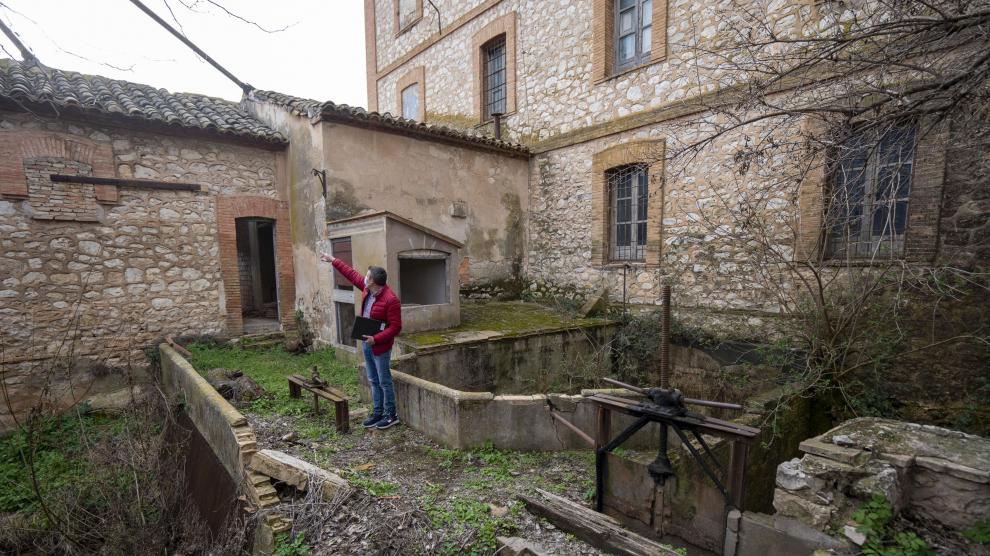 Daniel Mínguez muestra el interior del antiguo molino harinero ‘La Milagrosa’ de Teruel.