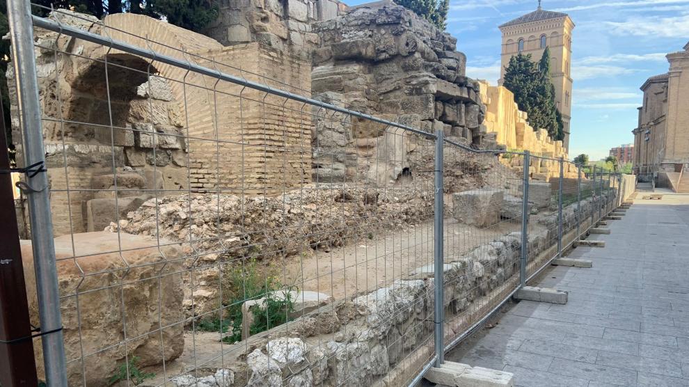 Vallado instalado en torno a la muralla romana