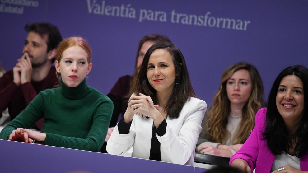(I-D) La secretaria Organización de Podemos y secretaria de Estado de Agenda 2030, Lilith Verstrynge; la secretaria general de Podemos y ministra de Derechos Sociales y Agenda 2030, Ione Belarra; y la secretaria de Inte