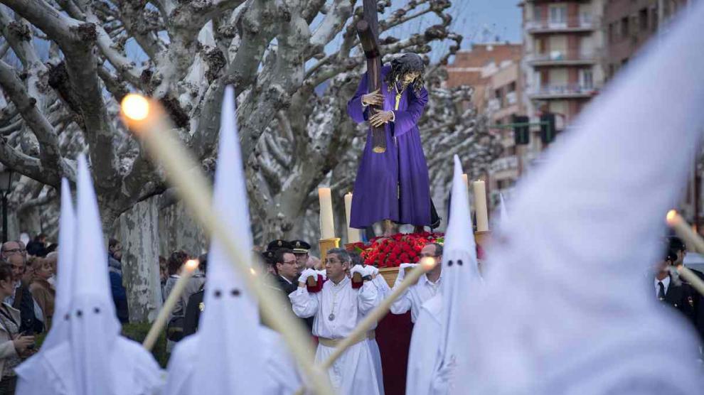 El Cristo de la Caridad recorriendo el paseo Cortes de Aragón de Calatayud