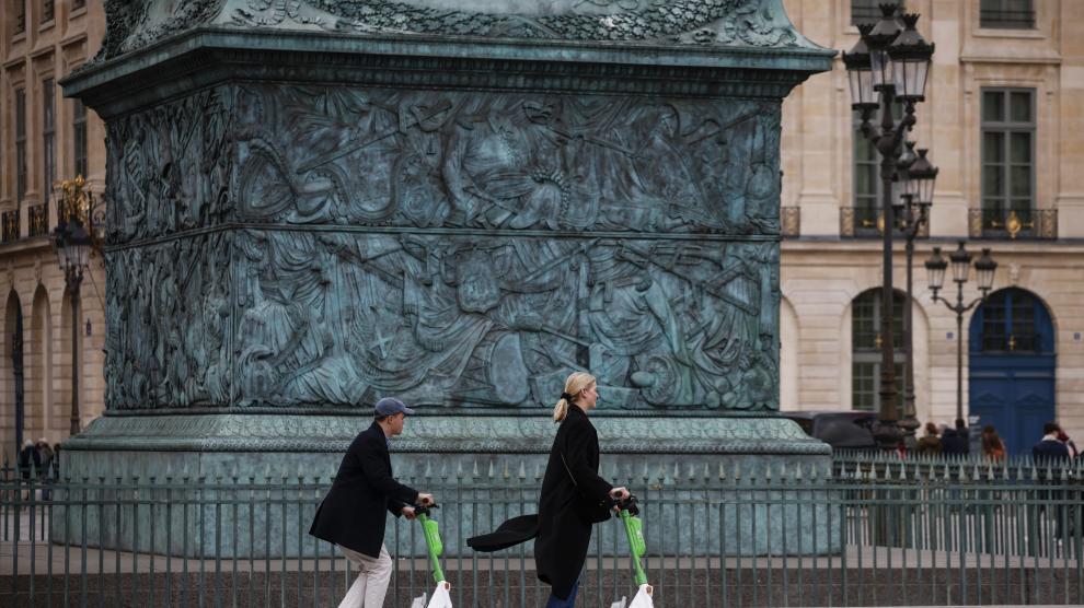 París vota contra los patinetes eléctricos de alquiler