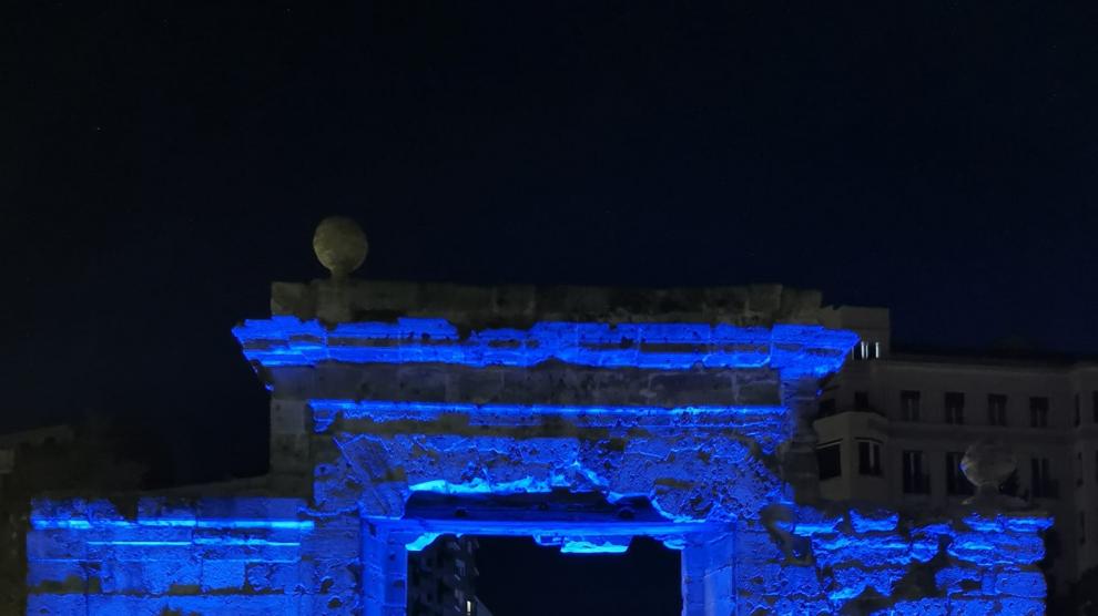 La Puerta del Carmen iluminada por luces led.