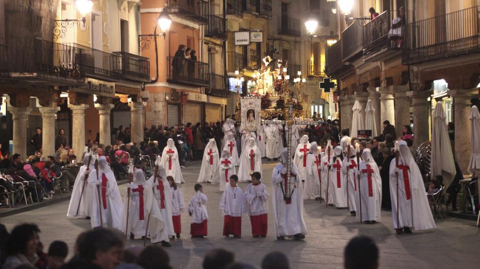 Procesión de la Hermandad de Jesús Atado a la Columna a su paso por la plaza del Torico.
