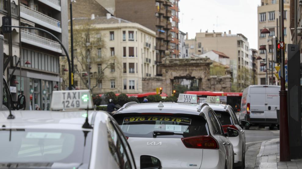 Varios taxis, en el entorno de la puerta del Carmen