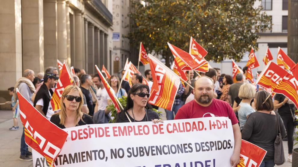 Trabajadores de Telnet protestan en la plaza del Pilar de Zaragoza.