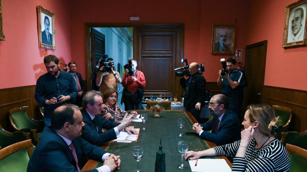 El presidente aragonés, Javier Lambán, en la reunión que ha mantenido hoy con el presidente de la Cámara de Comercio de Zaragoza, Jorge Villarroya.