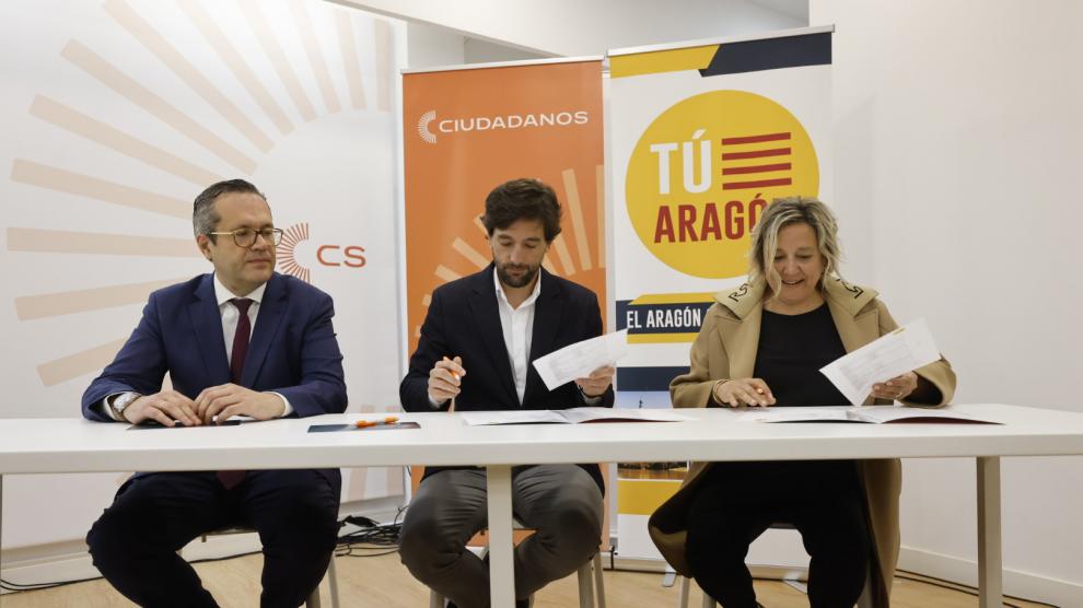 El secretario general de Cs, Adrián Vázquez, y la presidenta de Tú Aragón, Natalia Lascorz, en la firma de coalición, este jueves, junto al líder liberal en Aragón, Carlos Ortas