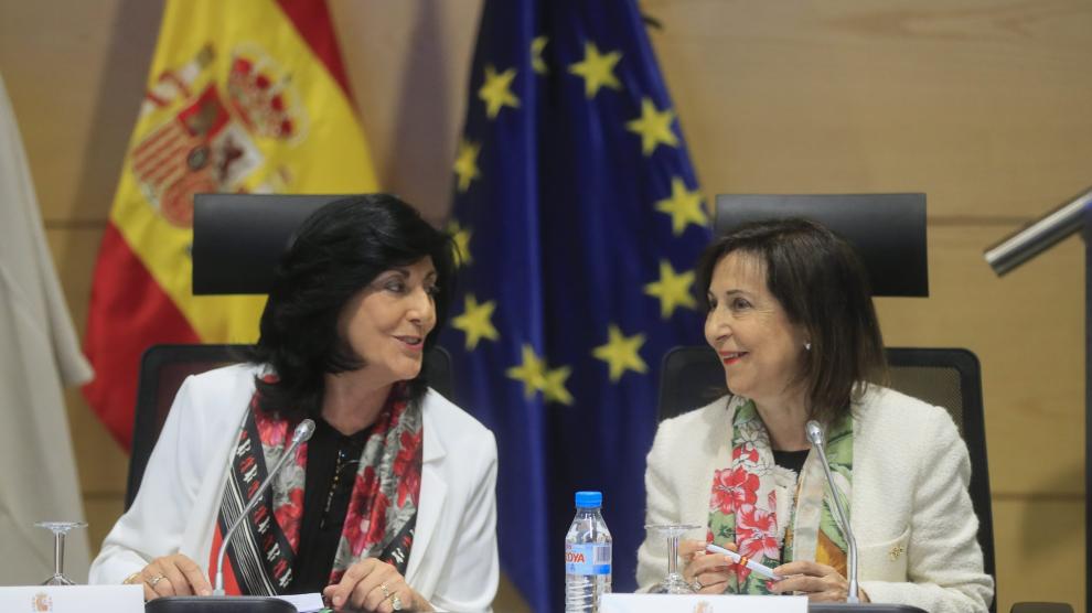 La ministra de Defensa, Margarita Robles, junto a la directora del CNI, Esperanza Casteleiro.