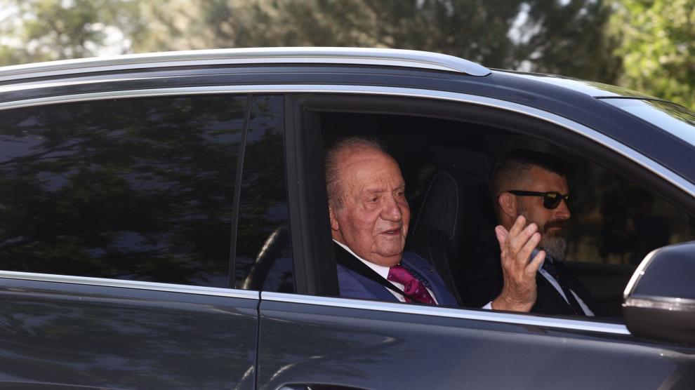 Archivo - El Rey emérito a su llegada a encuentro con el Rey Felipe VI, en el Palacio de la Zarzuela, a 23 de mayo de 2022