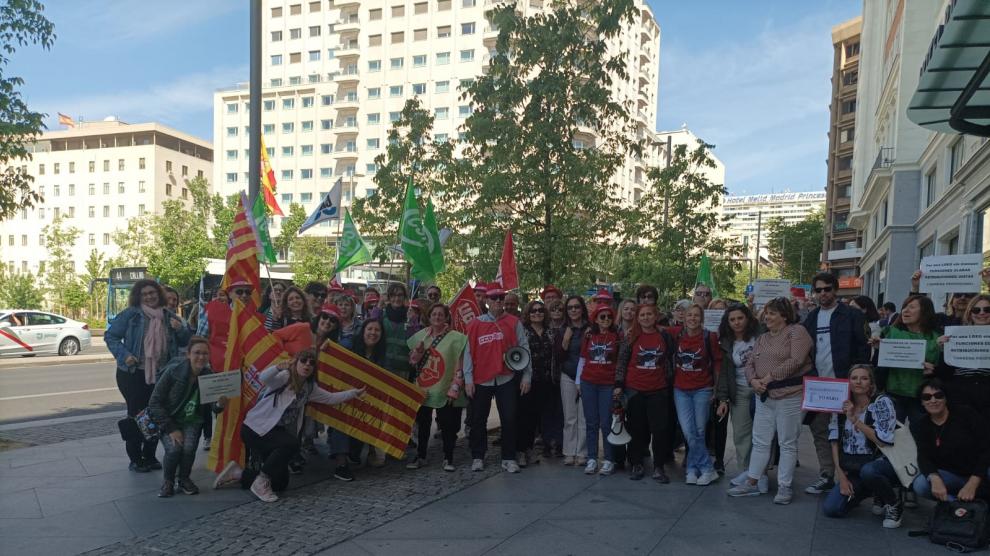 Un grupo de funcionarios de Aragón, ayer, en los momentos previos a la manifestación.