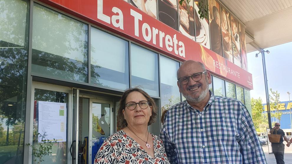 Dori Carrillo y Tomás Soria, ante su restaurante La Torreta, en Parque Venecia.