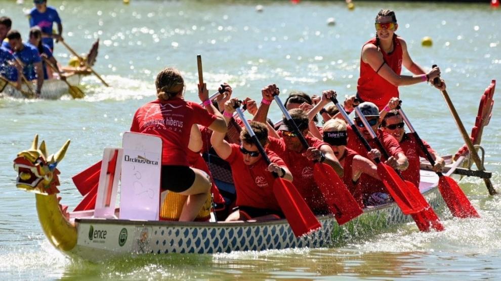 El equipo de barco dragón del Moncayak Hiberus compitiendo en el estanque del Retiro, en el Campeonato de España.