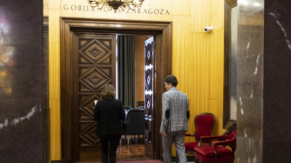 Ruiz de Temiño, a su entrada al consejo de Zaragoza Vivienda, en el Ayuntamiento.