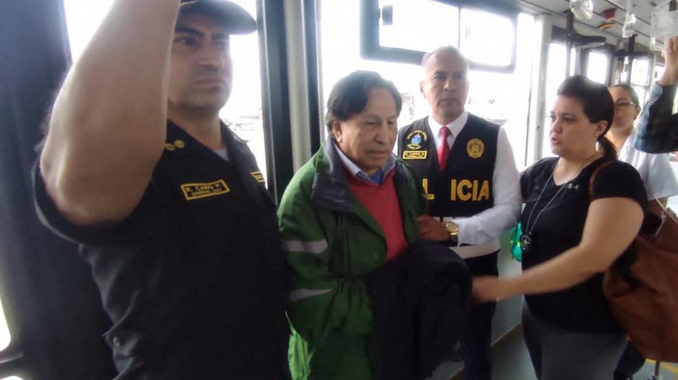 Alejandro Toledo, esposado y escoltado por policías tras aterrizar en Callao (Perú).