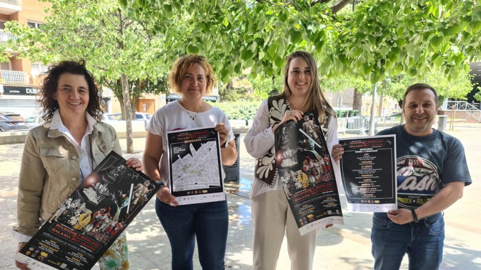 Representantes de las Ampas del IES Sierra de San Quílez (izda) y del CEIP Víctor Mendoza, la presidenta de la Asociación de Comercio (Alba Subías) y el concejal de Actos Populares (Francis Charles)