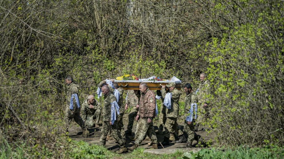 Soldados ucranianos transportan el cadáver de un compañero fallecido en Bajmut