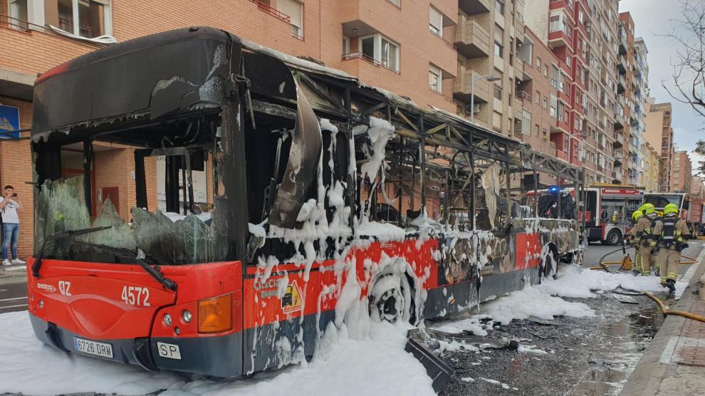 Fotos del incendio de un autobús en Zaragoza