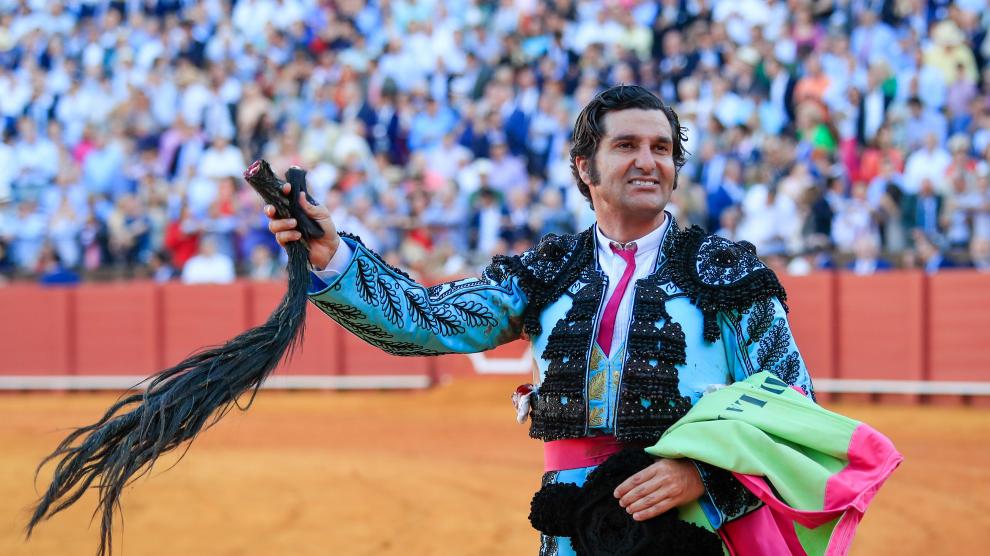 Morante de la Puebla mostrando el rabo conseguido en La Maestranza