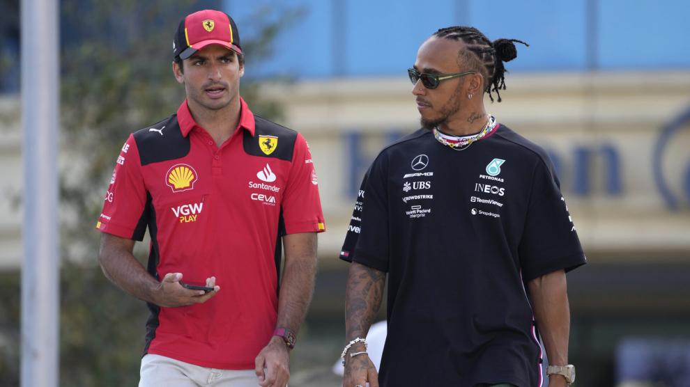 Carlos Sainz y Lewis Hamilton pasan por el circuito de Azerbaiyán