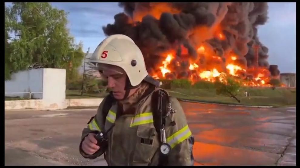 Mikhail Razvozhayev, gobernador de Sebastopol, ha publicado varios vídeos del fuego en las redes sociales.