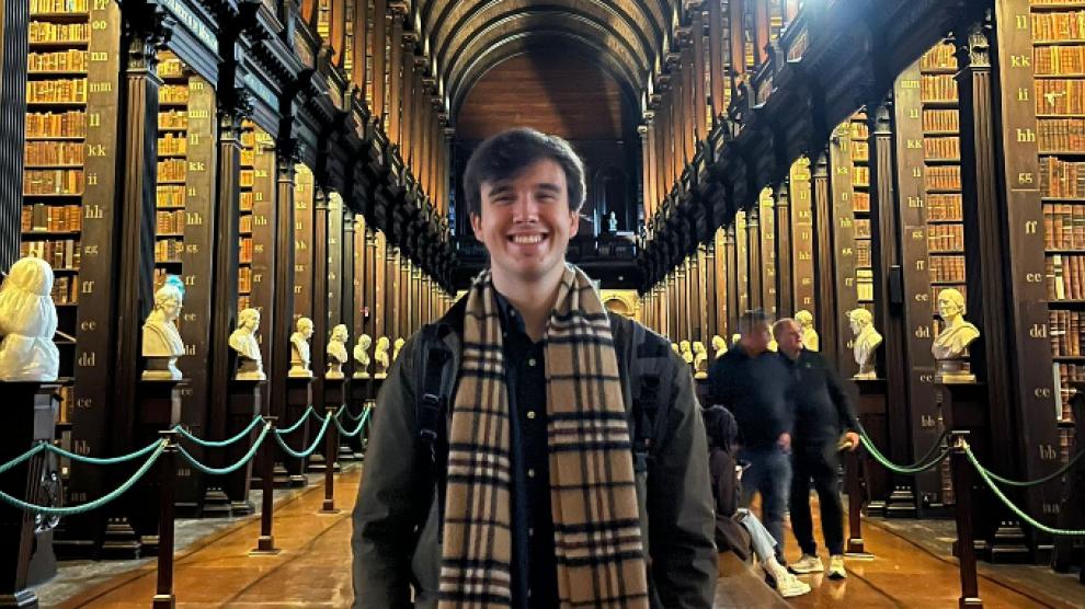 El estudiante zaragozano David Torres en la biblioteca de la universidad de Dublín donde estudia este año con una beca Erasmus.