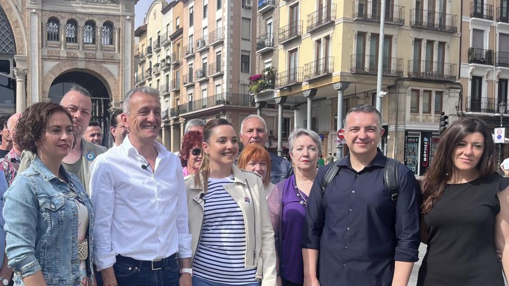 La líder de Podemos Aragón, Maru Díaz, en el centro, junto a integrantes de la lista Podemos Alianza Verde al Consistorio de Zaragoza.