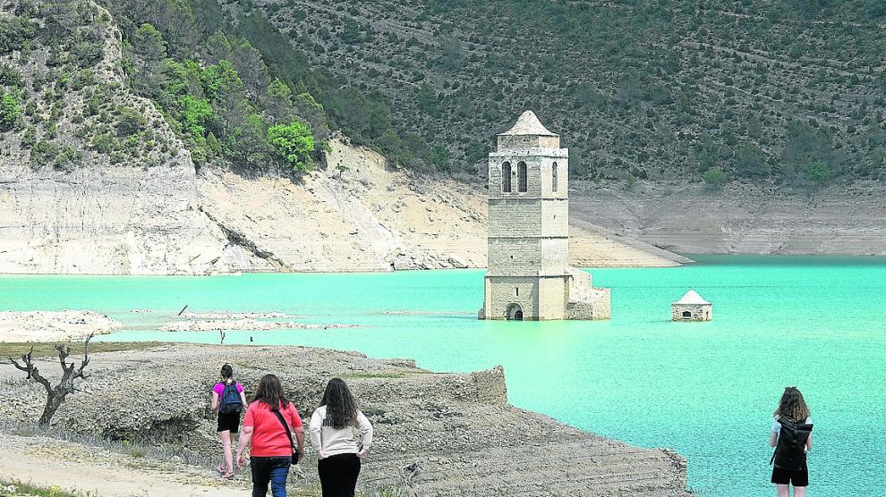 La torre de Mediano, visible por el bajo nivel del agua, se ha convertido en atracción turística.