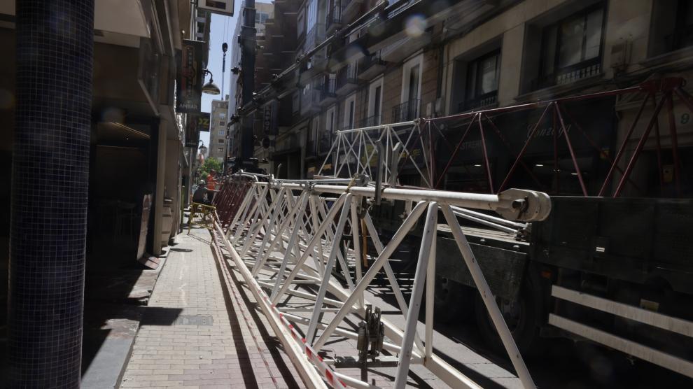Desmontaje de una grúa en la calle de 5 de marzo de Zaragoza.
