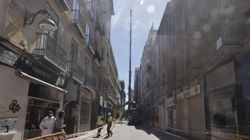 Desmontaje de una grúa en la calle de 5 de marzo de Zaragoza.