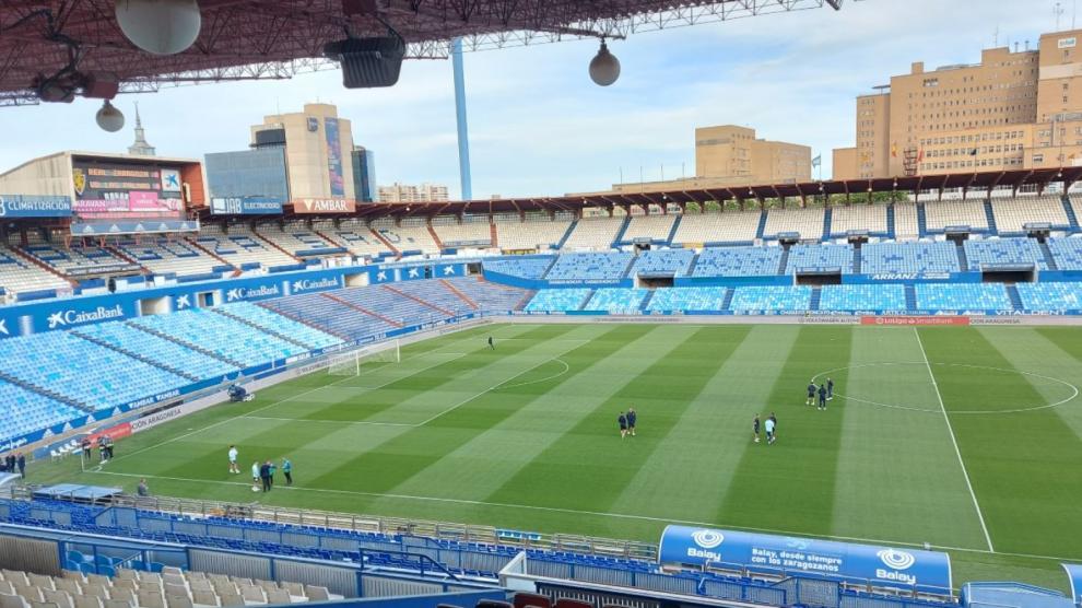 Los jugadores del Real Zaragoza y Las Palmas, hora y media antes del partido de este domingo, en La Romareda.