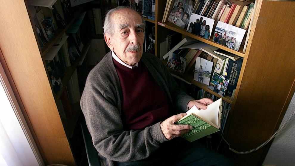 Ildefonso-Manuel Gil, en su casa de la calle Costa en 2001. Dos años antes de su muerte.