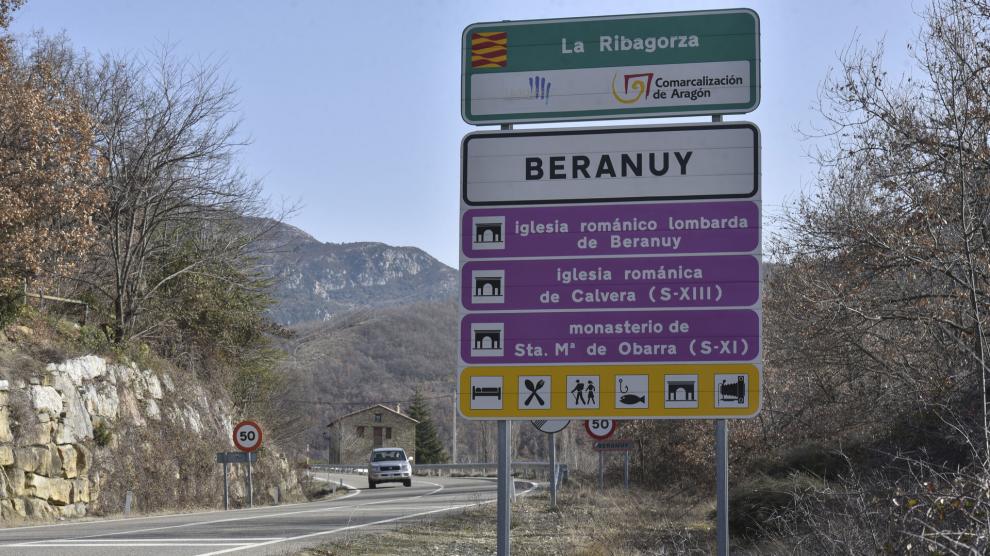 Archivo - Panel con un cartel indicativo del municipio de Beranuy.