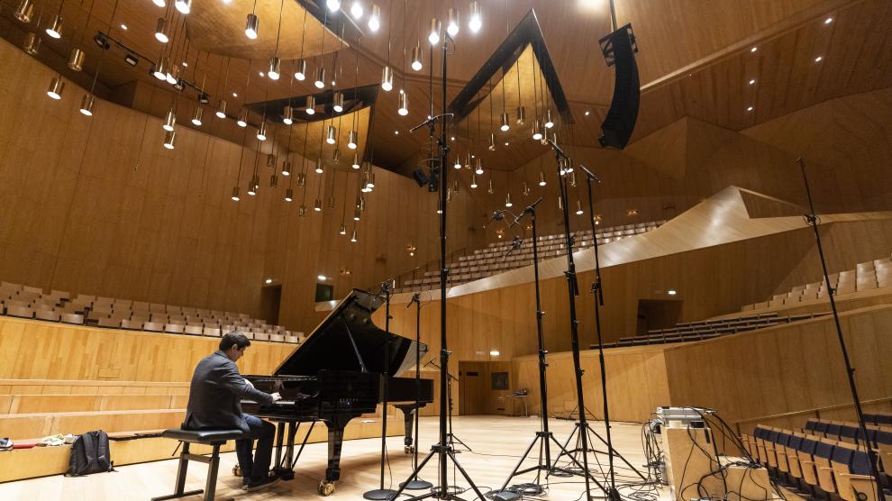 Javier Perianes, este miércoles, durante la grabación del disco en la sala Mozart del Auditorio de Zaragoza.