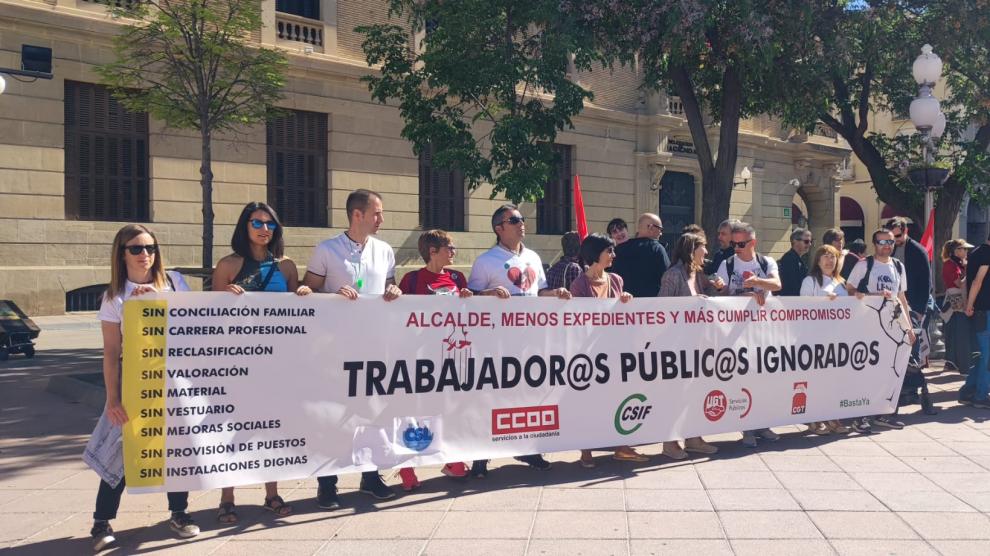 Los representantes sindicales en el Ayuntamiento de Huesca durante la concentración del 1º de Mayo en la plaza Navarra.