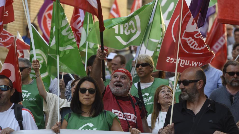Más de 300 personas han salido este jueves a la calle en el acto final de la primera huelga en el Ayuntamiento de Huesca.