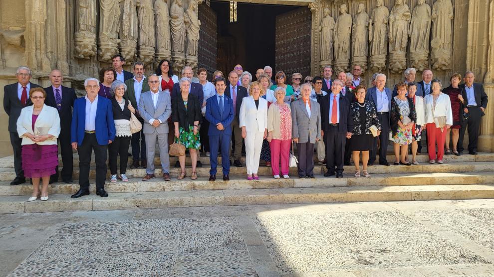 Fotografía de familia de los matrimonios homenajeados y autoridades frente a la catedral de Huesca.