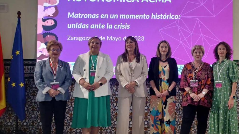 La consejera de Sanidad, Sira Repollés, en el medio, este viernes en unas jornadas llevadas a cabo por matronas.