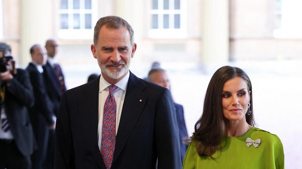 Los reyes de España, Felipe y Letizia, llegan a la recepción en Buckinghan