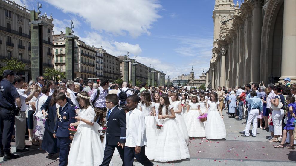 Niños, de comunión, en la procesión del Corpus Christi, en la plaza del Pilar de Zaragoza.