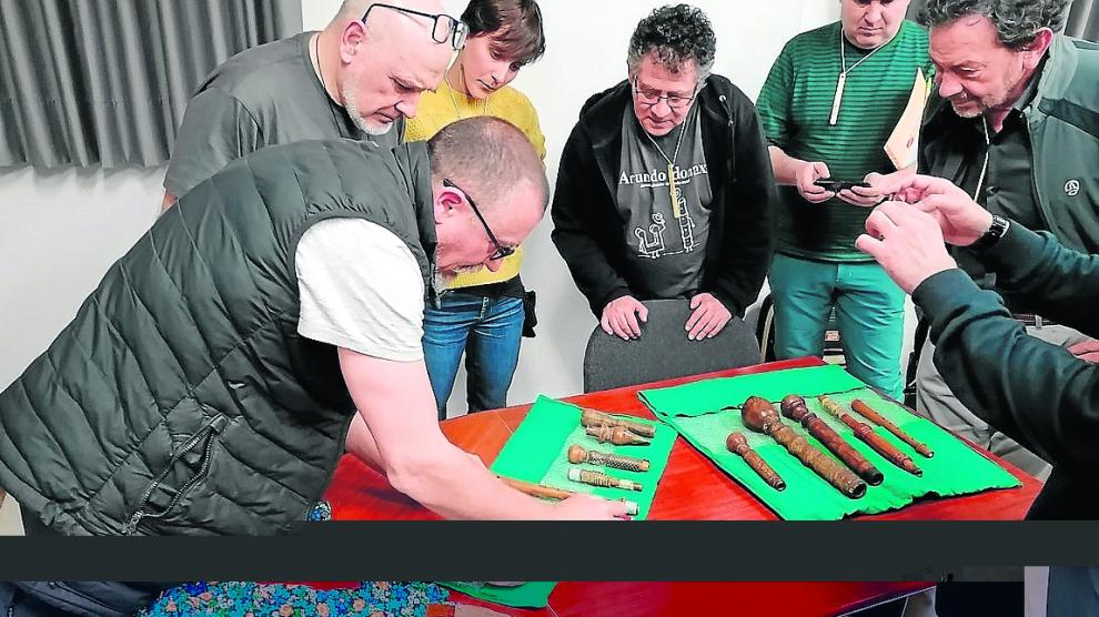 Pablo Carpintero muestra las piezas de las gaitas aragonesas analizadas en La Puebla de Híjar