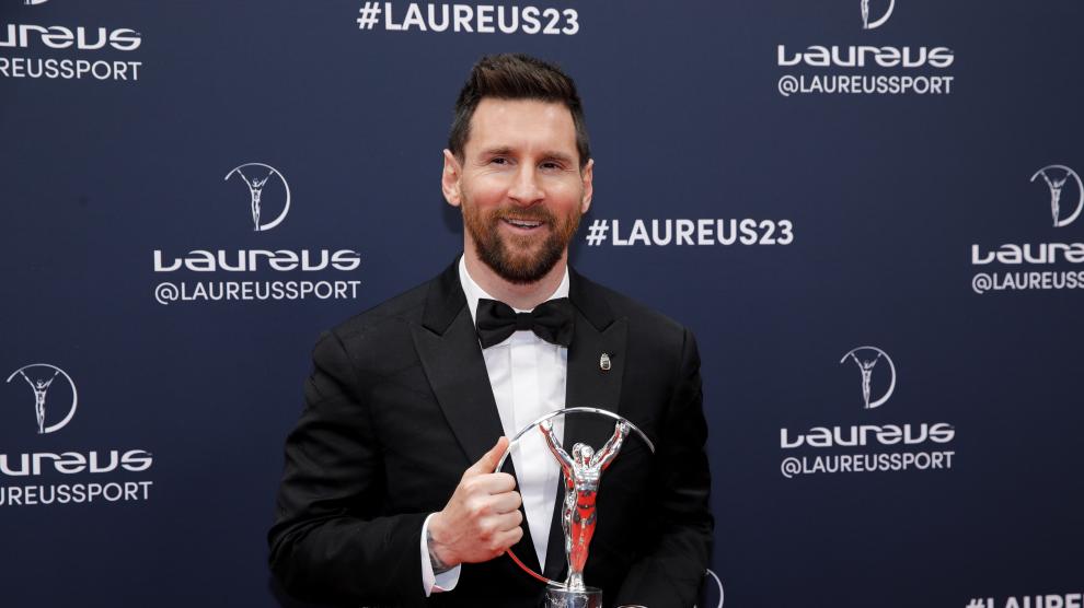 El futbolista argentino Lionel Messi posa con el premio Laureus