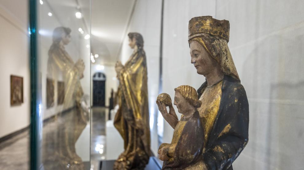 En primer plano, la Virgen románica de procedencia desconocida recién restaurada.