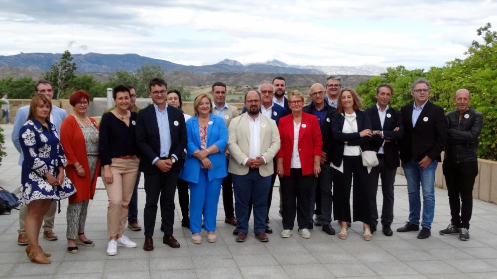Componentes de la candidatura del PAR a las Cortes por Huesca junto al presidente del partido y el candidato a la presidencia de la DGA