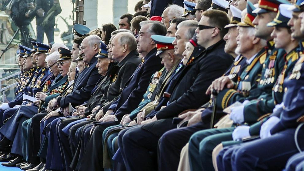 Putin, en el centro de la imagen junto a cargos militares del Ejército ruso