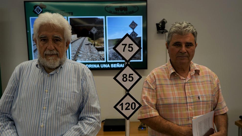 Manuel Gimeno, del movimiento ciudadano Teruel Existe, y Carlos Muñoz, de la Plataforma en Defensa del Ferrocarril de Teruel.