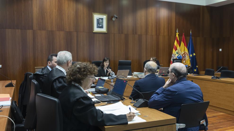 Los dos acusados, durante el juicio con jurado que comenzó ayer en Zaragoza.