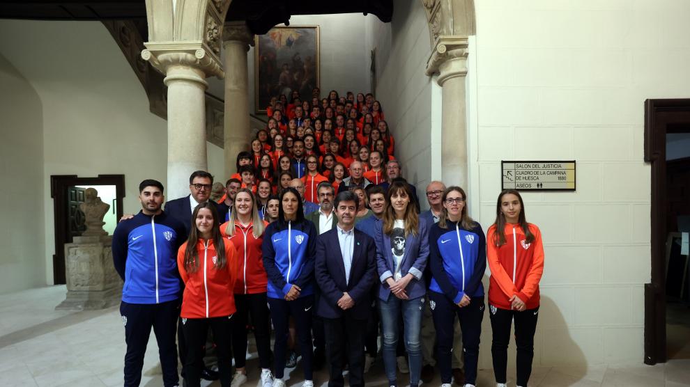 Foto de familia de los tres equipos del Huesca con los representantes del ayuntamiento